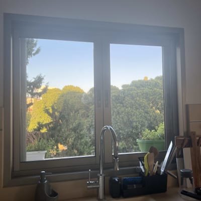 חלון זכוכית גדול מעל כיור מטבח
