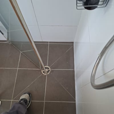 רצפת מקלחת עם ריצוף ואיטום