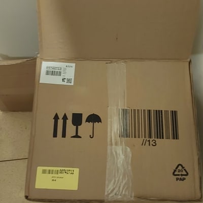 קופסת קרטון עם סימני טיפול ושינוע