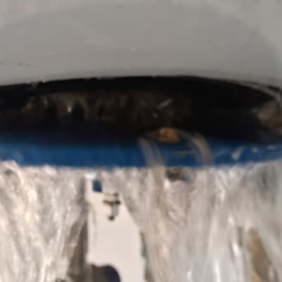 מים זורמים מצינור או ברז, חלק ממערכת חימום מים.