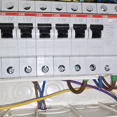 לוח חשמל עם מפסקים וחוטים צבעוניים