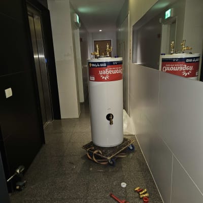 דוד שמש מותקן במסדרון עם כלים וחלקים מסביב