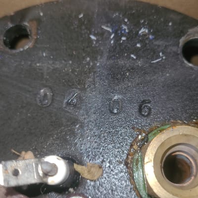 חלקי מתכת וברגים על משטח כהה עם מספרים