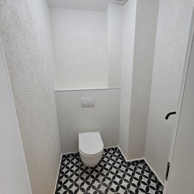 חדר שירותים עם קירות צבועים ורצפה מעוצבת