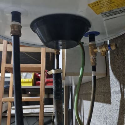 צנרת ומחברים מתחת לדוד שמש