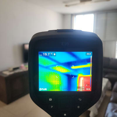 מצלמה תרמית מציגה תמונת חום על מסך