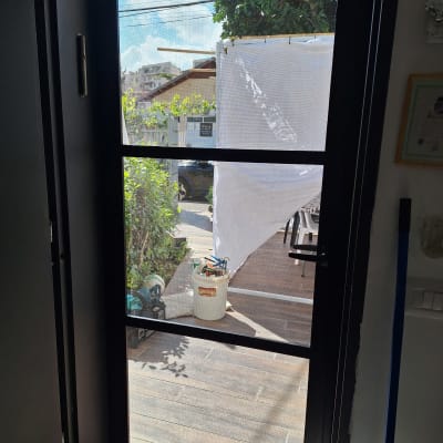 דלת אלומיניום עם כלים בחוץ