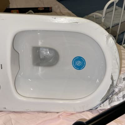 אסלה חדשה עם חיבורים להתקנה