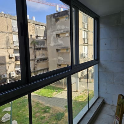 חלון אלומיניום גדול עם נוף חיצוני