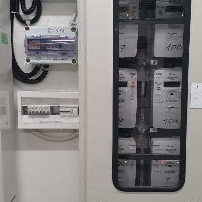 לוח חשמל עם מונים וכבלים חשמליים