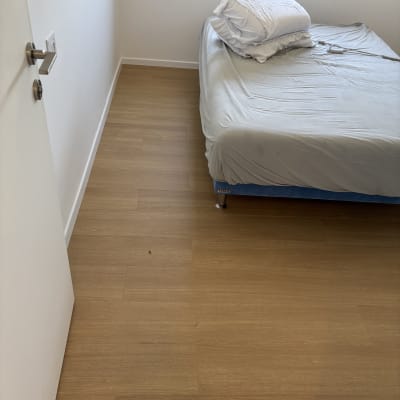 רצפת פרקט בחדר שינה עם מיטה