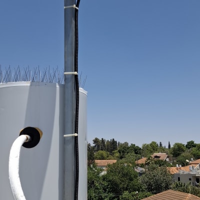 מצלמת אבטחה מותקנת על עמוד מתכת על גג