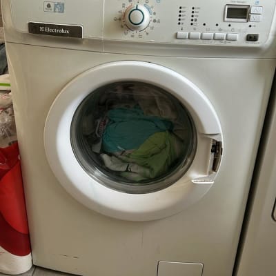 מכונת כביסה עם בגדים בפנים