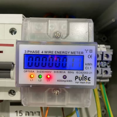 מונה חשמל תלת פאזי עם חיווט צבעוני