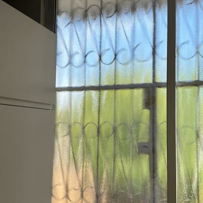 חלון זכוכית עם דוגמה מעגלית מטושטשת