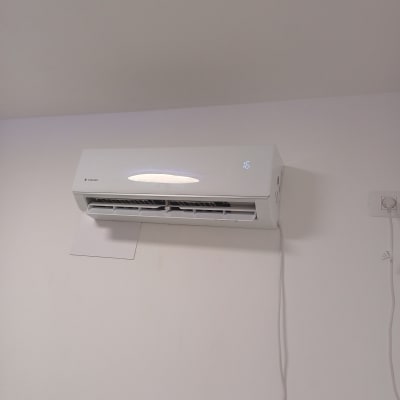 מזגן מותקן על קיר עם חוט חשמל מחובר