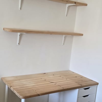 שולחן מדפים מעץ מותקנים על קיר