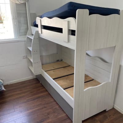 מיטת קומותיים בחדר עם רצפת עץ