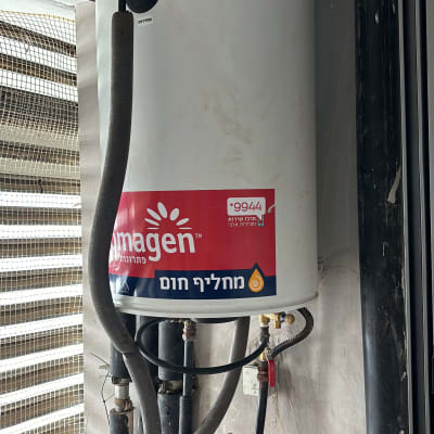 דוד שמש עם צינורות ומחברים מותקנים על קיר