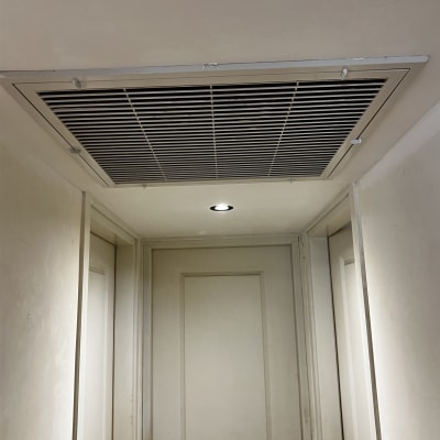 תקרת גבס עם פתח אוורור ודלתות