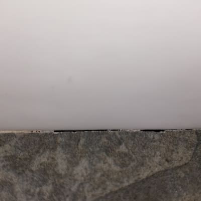 רווח בין קיר לרצפה עם סימני שחיקה