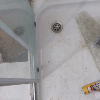 מקלחת עם ניקוז וכלי עבודה בתחום האינסטלציה