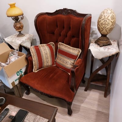 כורסה עם כריות, קופסה פתוחה עם חפצים