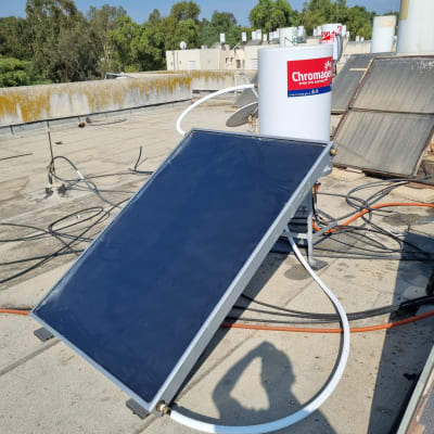 דוד שמש עם קולטים על גג שטוח