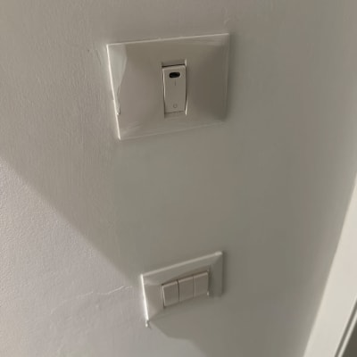 מתגי חשמל על קיר צבוע בלבן