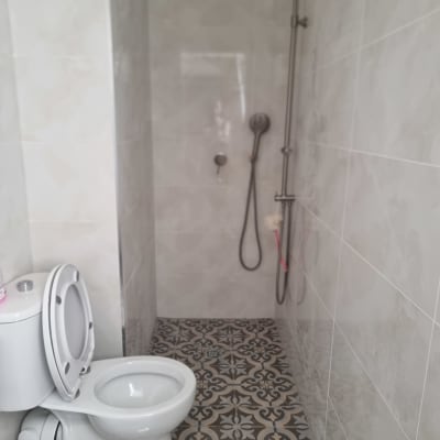 שירותים ומקלחת עם אריחים מעוצבים