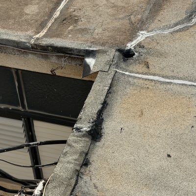 גג עם איטום ותיקונים נראים לעין