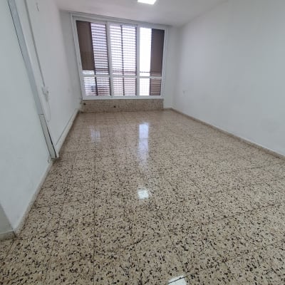 רצפה נקייה עם אריחים מבריקים בחדר ריק