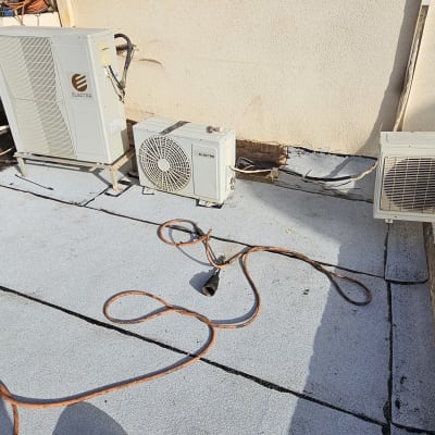 יריעות איטום על גג עם כבלים וכלים