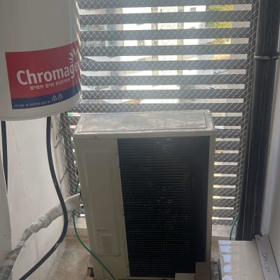 יחידת מזגן עם רשת למניעת כניסת יונים