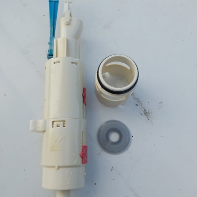 חלקי אינסטלציה על שולחן לבן