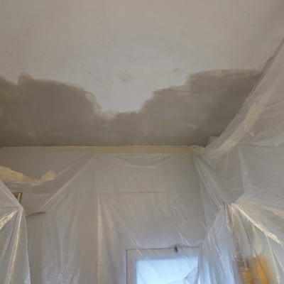 תקרת חדר מכוסה בניילון כהכנה לצביעה