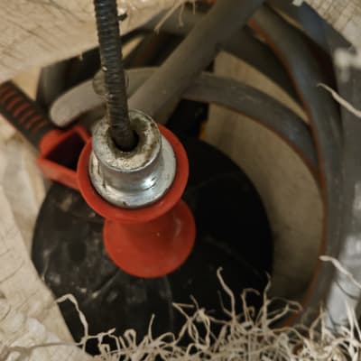 כלי עבודה של אינסטלטור עם קפיץ אדום