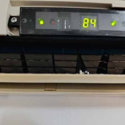 תצוגת מזגן עם מספרים ותאורה ירוקה