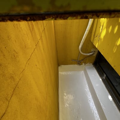 אזור אטום עם קירות צהובים וניקוז