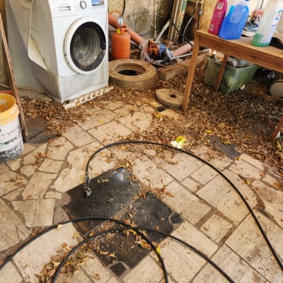 מכונת כביסה, צינורות וכלים בחצר