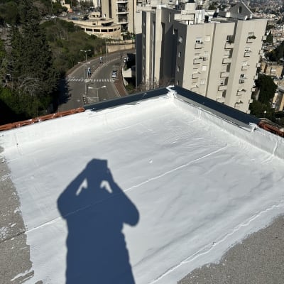 גג אטום בציפוי לבן עם צל של אדם