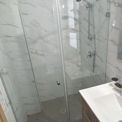 מקלחון זכוכית עם ראש מקלחת וכיור