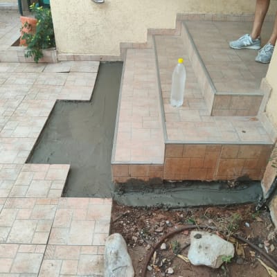 תיקון ריצוף חוץ עם מדרגות ובקבוק מים