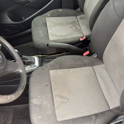 מושבי רכב עם לכלוך קל על המושב הקדמי