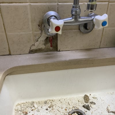 ברז מטבח עם נזילה, כיור עם לכלוך ופסולת