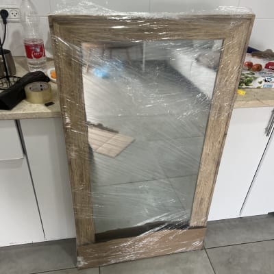 מראה עטופה בניילון על רצפה במטבח