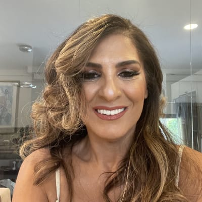 איפור עיניים ושפתיים מקצועי על אישה מחייכת