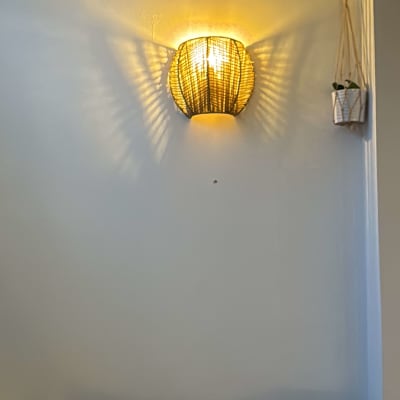 מנורת קיר דולקת על קיר לבן