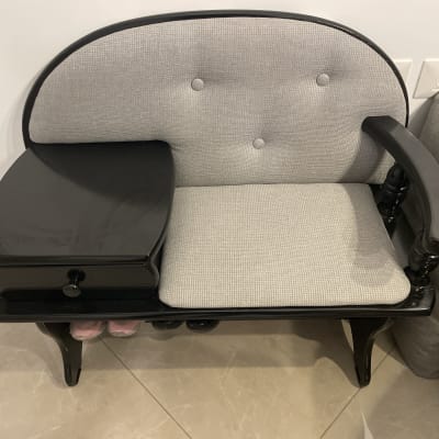 כרית מרופדת על כיסא עם משענת מעוגלת