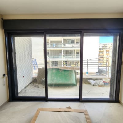 חלון אלומיניום גדול עם מסגרת כהה